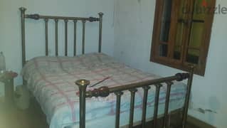 old brass double bed.  تخة مجوز نحاس قديم