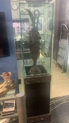 Antique Bronze Vase & Display Stand فاز نحاس أنتيك مع قاعدة عرض
