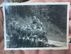 صورة تذكارية جنود هتلر ألمان الحرب العالمية الثانية يلبسون شارات نازية