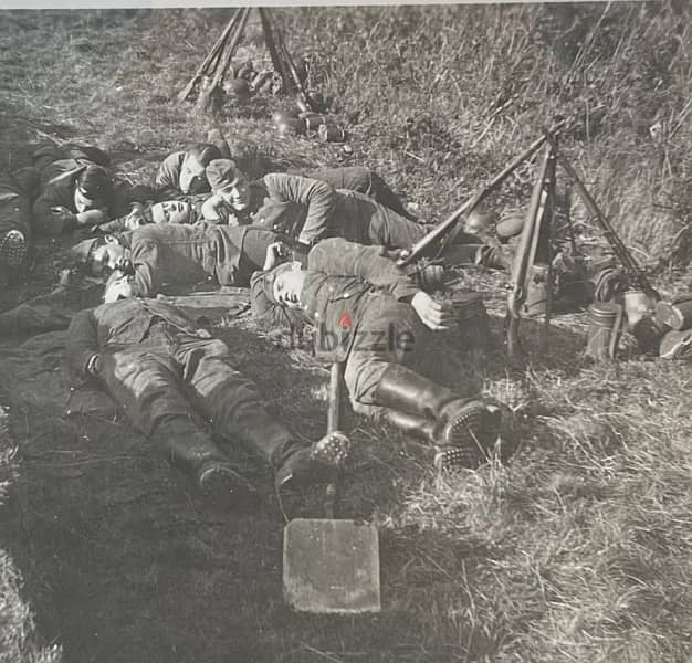 صورة مجموعة جنود ألمان نازي بالحرب العالمية الثانية نائمون بالخندق 1