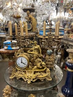 ساعة مع شمعدان clock with chandeliers