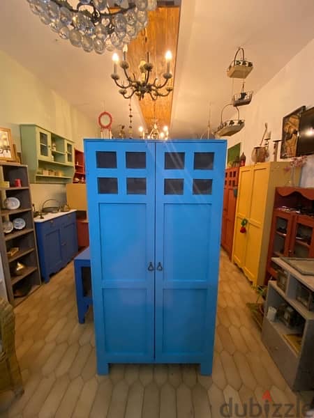 wardrobe with 5 shelves inside 1