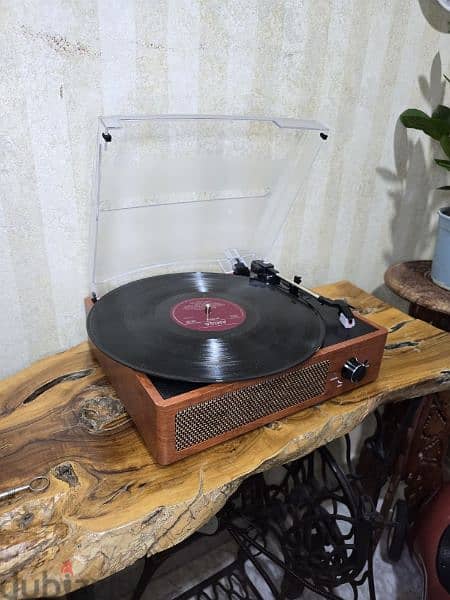 Turntable,  vinyl record player 
مشغل اسطوانات 1