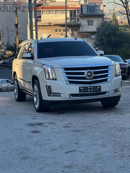 Cadillac escalade 2015 Luxury package in an amazing condition 1