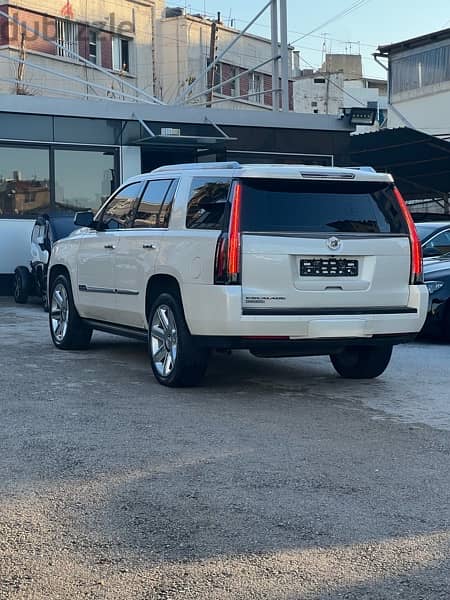 Cadillac escalade 2015 Luxury package in an amazing condition 2