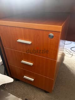 3 drawers with central lock and wheels