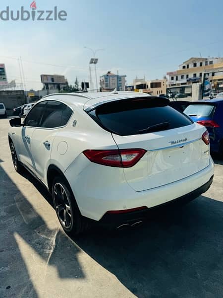 Maserati Levante S 2017 white on black 4