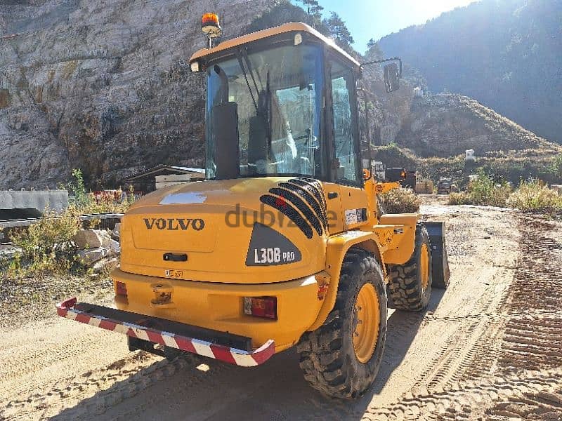 L30B Volvo almost new 200 hours only 7