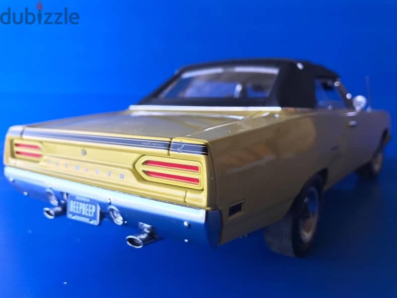 1/18 Scale Diecast in Orig box 1970 Plymouth RARE Conv Road Runner 8