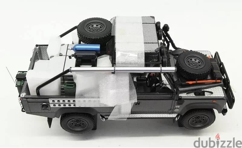 1/18 die-cast New box Land Rover Defender Tomb Raider 5