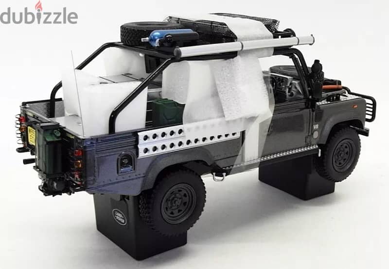 1/18 die-cast New box Land Rover Defender Tomb Raider 7