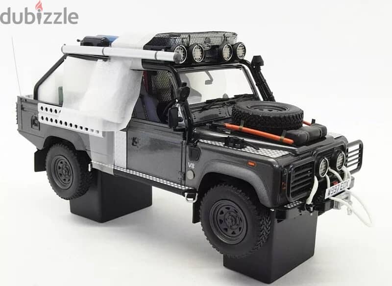 1/18 die-cast New box Land Rover Defender Tomb Raider 8