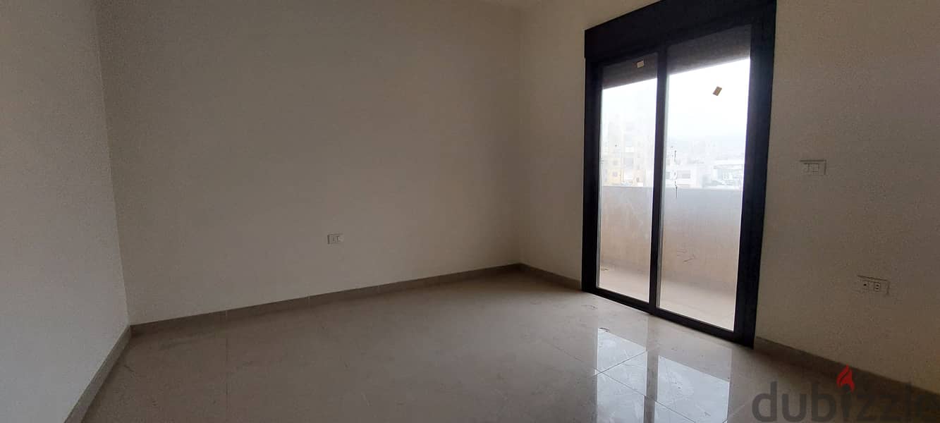 Apartment for sale in Ain El Remmaneh شقة للبيع في عين الرمانه 4