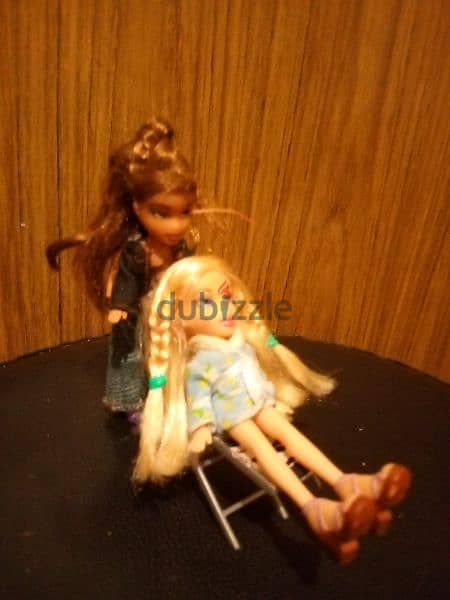 2 LIL BRATZ Smallest Ever MGA wearing dolls, Both +Long chair=16$ 2