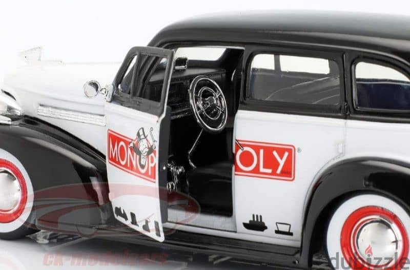 Chevrolet Master Delux (with Mr Monopoly figure) diecast car 1:24. 4