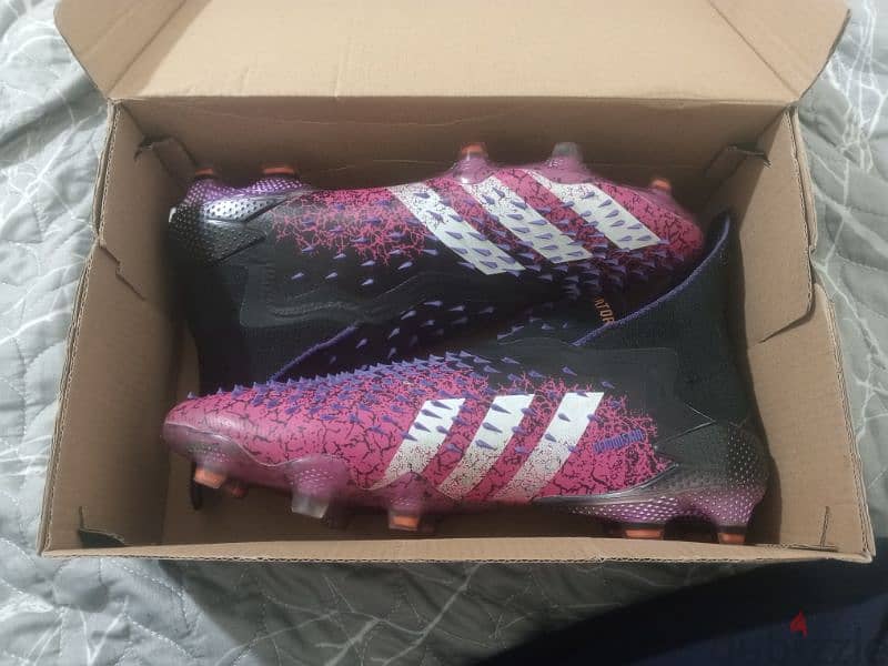 brand new predator shoes for a low price as 40$ it was listed for 80$ 4