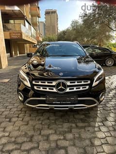 Mercedes GLA 250 4matic 2018 black on black (CLEAN CARFAX)