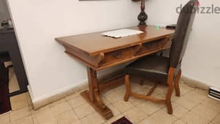مكتب خشبي مع كرسي