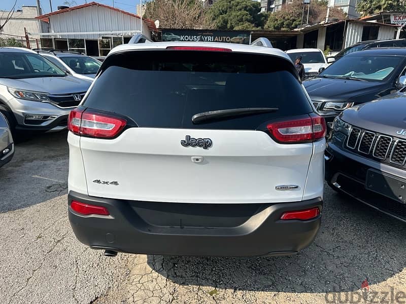 Jeep Cherokee  2014 very clean like new V4 48000 miles 4WD 4