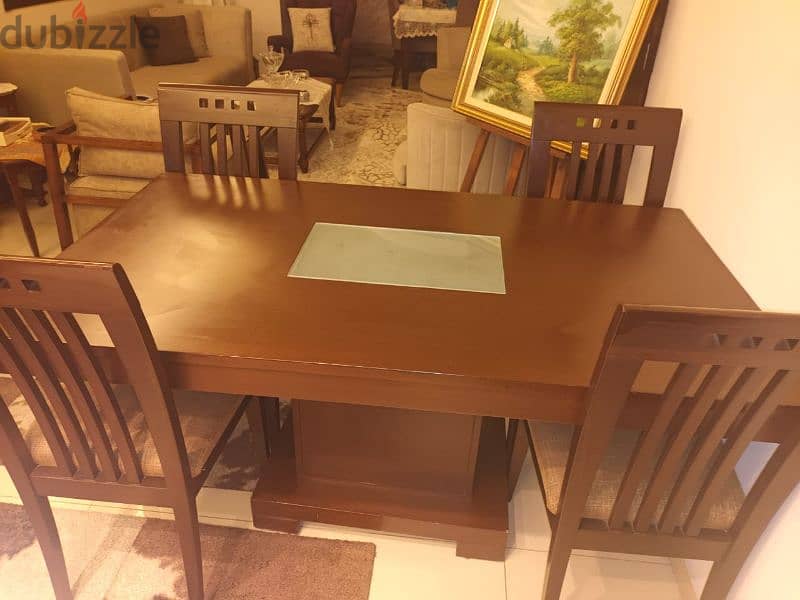 very good condition with 4 chairs 1
