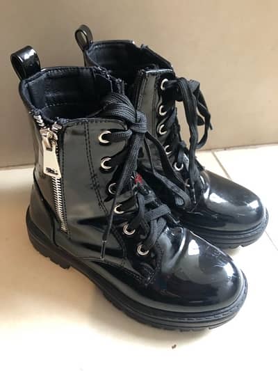 bata black boots like new