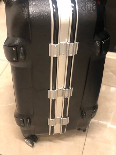 luggage black ; 20-30kg high quality, with safe lock number 4