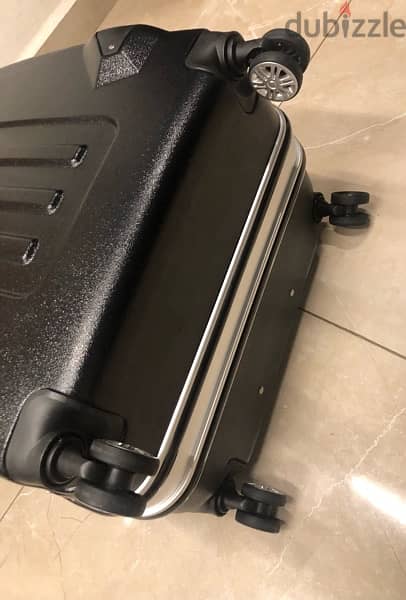 luggage black ; 20-30kg high quality, with safe lock number 6
