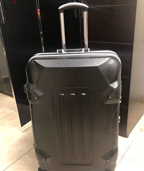 luggage black ; 20-30kg high quality, with safe lock number 8