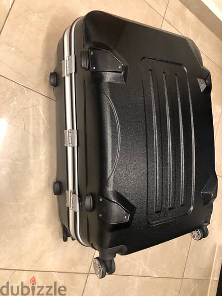 luggage black ; 20-30kg high quality, with safe lock number 10