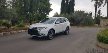 Mitsubishi outlander 4WD
Model 2016
7 seaters 
4 cylinders 2.4 L