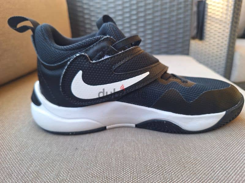 used like new Nike hustle d11 basketball shoes - size 32 2