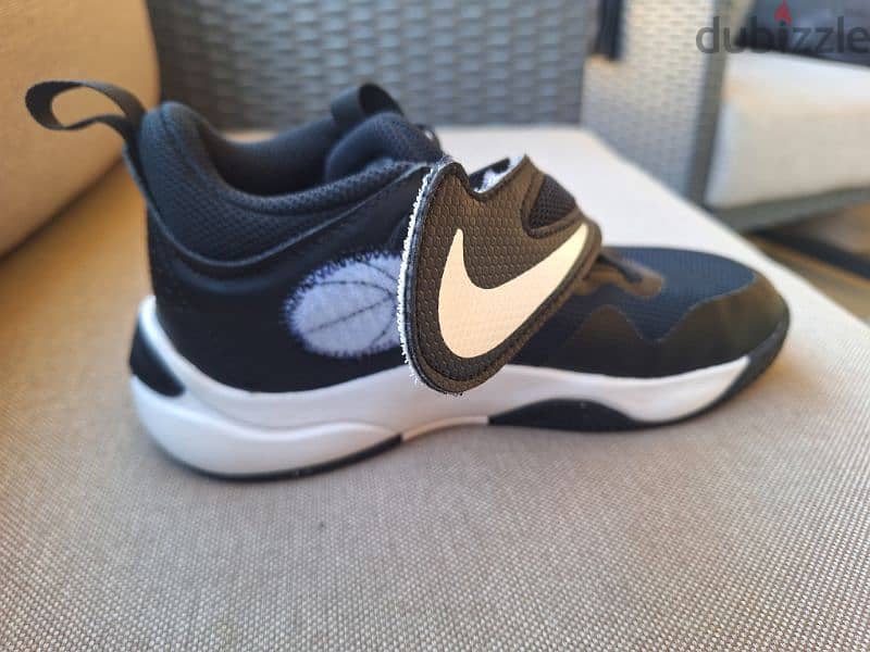 used like new Nike hustle d11 basketball shoes - size 32 3