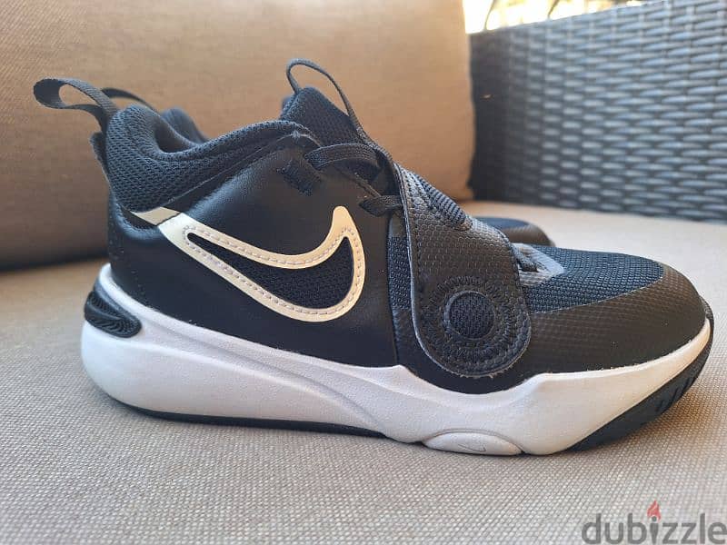 used like new Nike hustle d11 basketball shoes - size 32 4