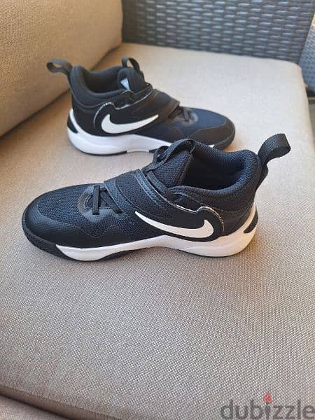 used like new Nike hustle d11 basketball shoes - size 32 8