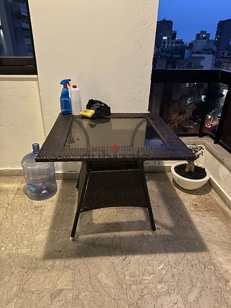 طاولة رزين مع زجاج 1