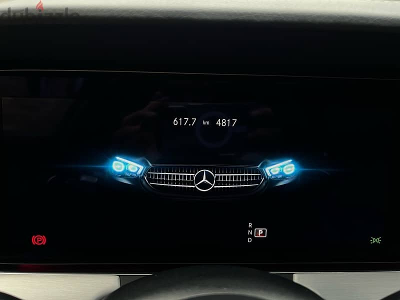 Mercedes Benz E200 AMG 2022, 4800 km panoramic sunroof full options 12