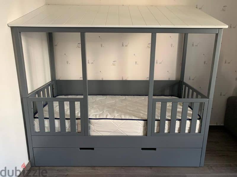 Kids bed in excellent condition - like new with matress 0