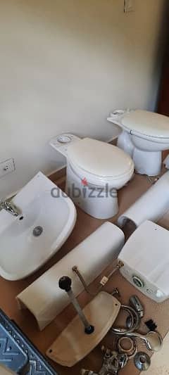 طقمين حمام: ٢× كرسي حمام و ٢× مغسلة عامود