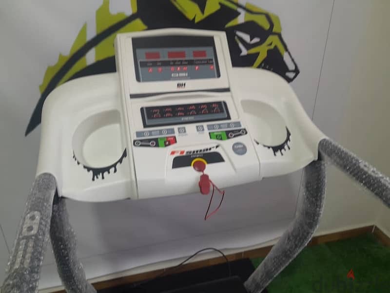 treadmill smart 2.5hp motor power , automatic incline 4