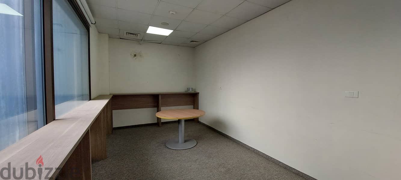 Office for rent in Furn El Chebbak مكتب للإيجار في فرن الشباك 17