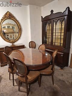 غرفة سفرة ريجنسي مميزة ناعمة خشب جوز طاولة بتكبر مع ٦ كراسي مع فيترين