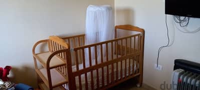 wooden crib 0