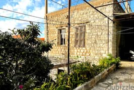 Land and antique house For sale in Ghadir 0