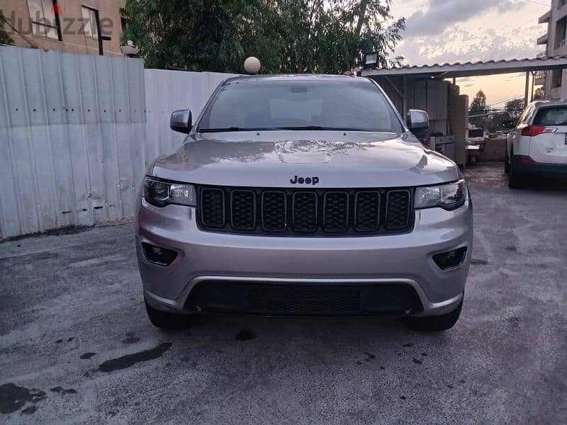 Gharib Motors: Jeep Grand Cherokee Altitude 2017 grey/black 03-050207 1