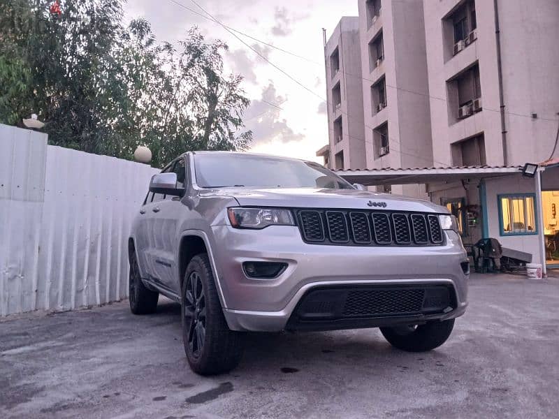 Gharib Motors: Jeep Grand Cherokee Altitude 2017 grey/black 03-050207 4