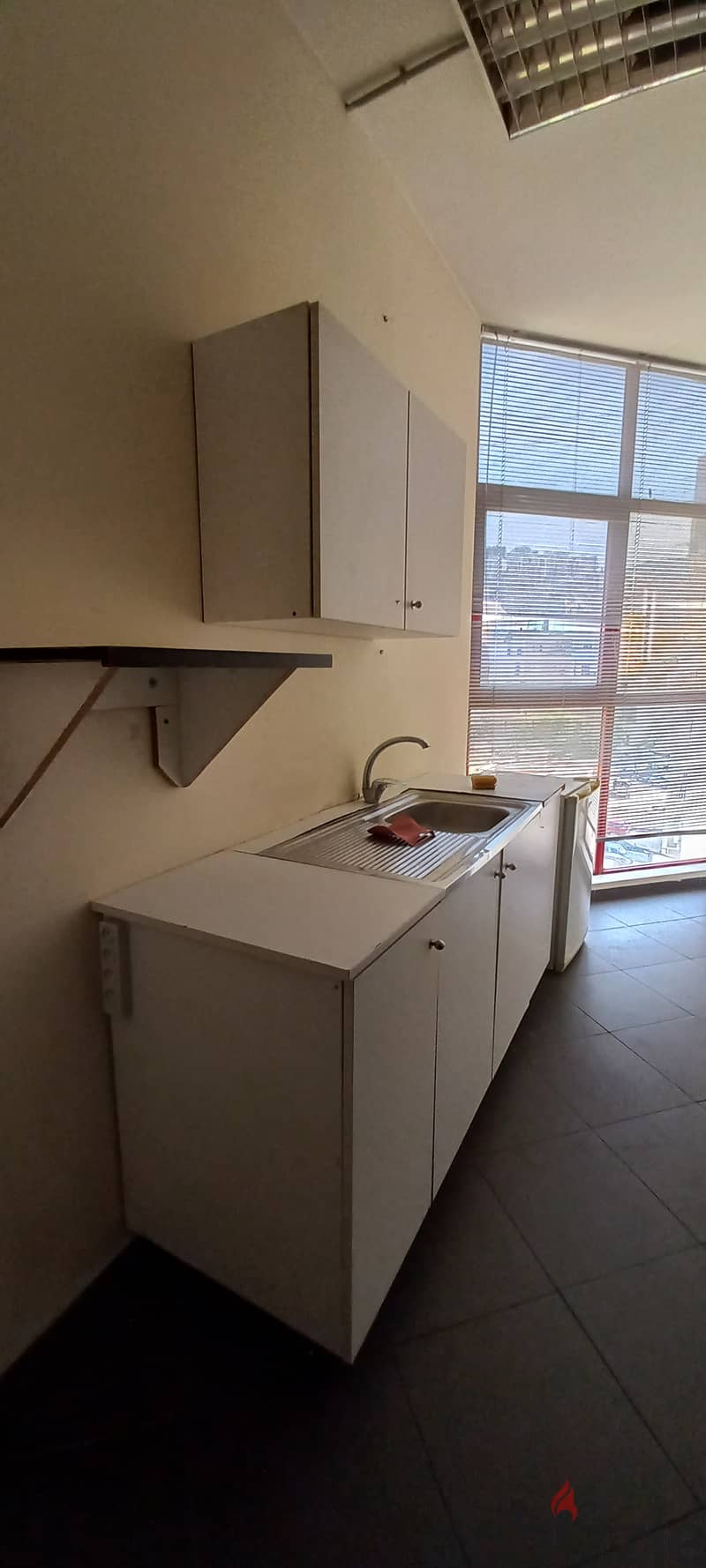 Furnished office in commercial center in Zalka for rentمكتب مفروش 9