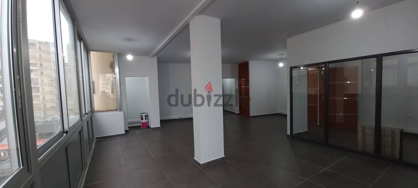 Office in commercial center in Zalka for saleمكتب في المركز التجاري 4