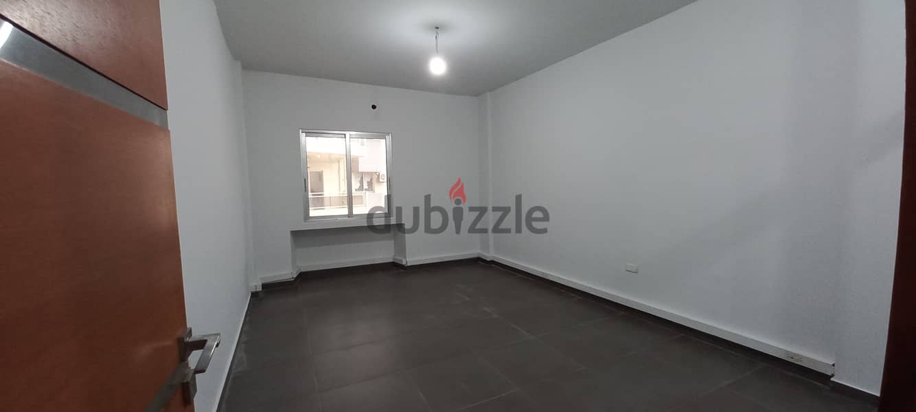 Office in commercial center in Zalka for saleمكتب في المركز التجاري 5