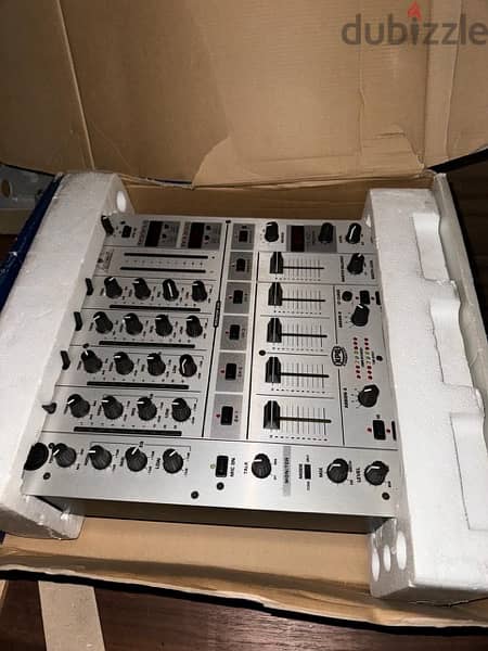 Behringer pro mixer DJX 700 1