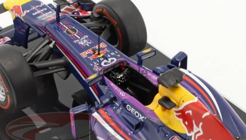 Redbull RB9 (S. Vettel 2013) diecast car model 1;24. 4